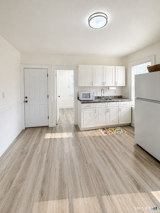 Building Photo - 49 Henry St Unit 3