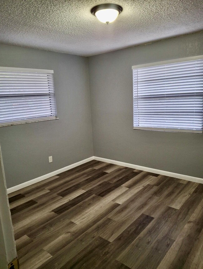 Photo - 910 Wagner Pl