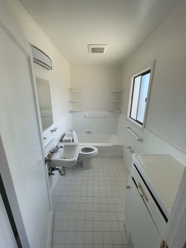 Photo - 208-212 Pinehurst Way Unidad 208