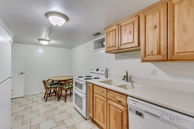 Photo - 2 Bedroom Basement Unit For Rent!