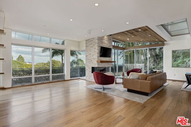 Photo - 1625 N Crescent Heights Blvd