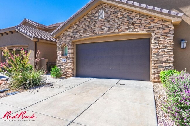 Building Photo - Pet Friendly 4 Bedroom Home! Internet Incl...