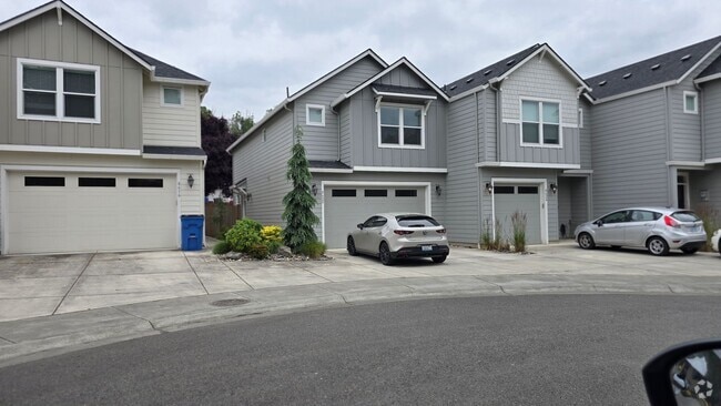 Building Photo - Amazing 3 bedroom home