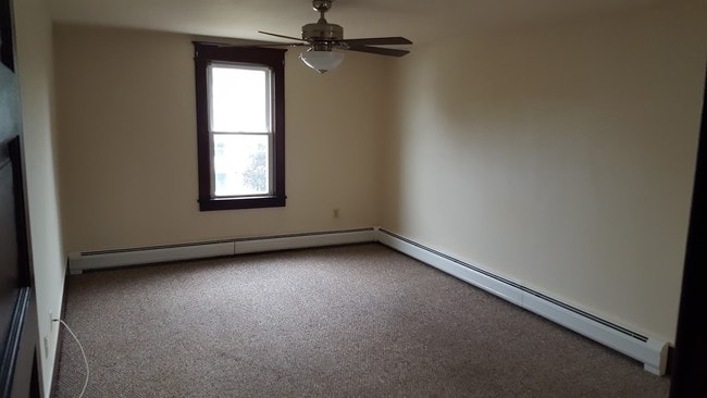 Building Photo - 55 E Courtney St Unit UPPER FRONT Rental