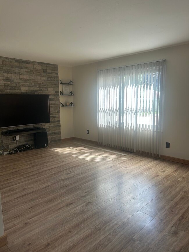 Building Photo - 1718 Rawson Ave Unit Lower