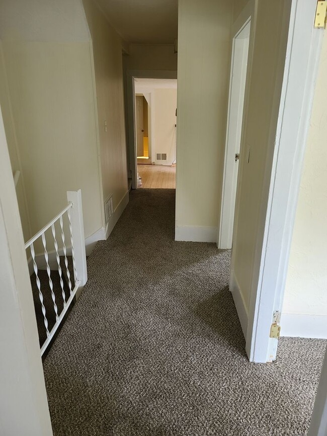 Photo - Large 3 bed unit in Ashland with 2 parking spots.