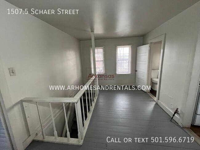 Photo - 1507.5 Schaer St