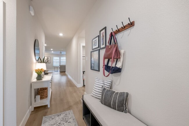 Photo - 5609 Jewel Curv