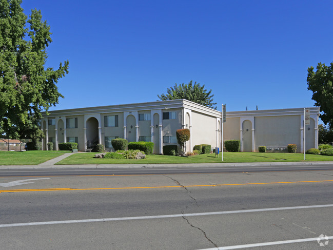 Building Photo - Clovis Courtyard Apartments