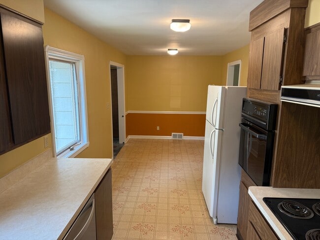 Photo - 511 E Royalton Rd