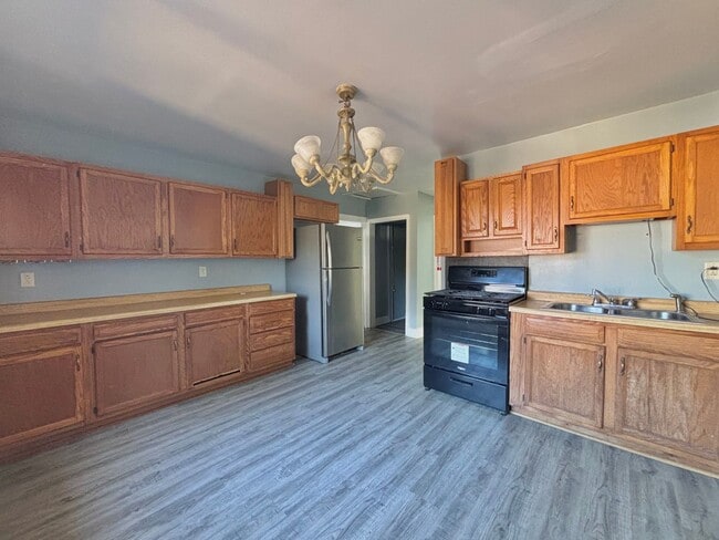 Building Photo - 120 E Maple St Unit 2