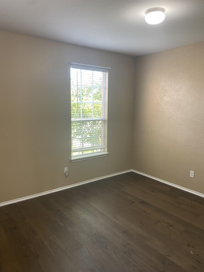 Photo - 3216 Claymore St