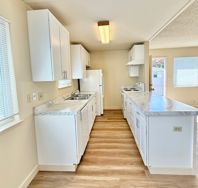 Photo - 2120 Chrysler Dr