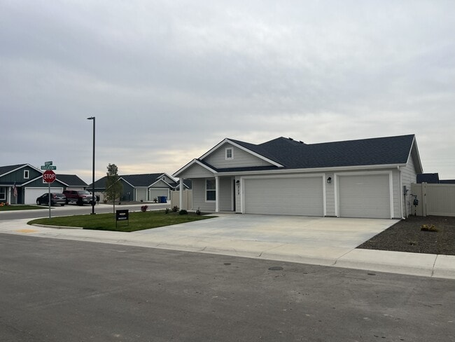 Building Photo - 329 Persian Ave