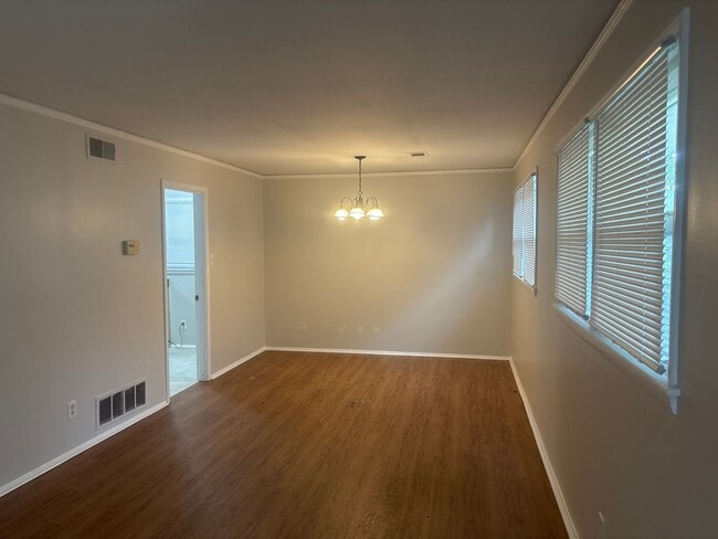 Building Photo - 3323 Bedford Ln