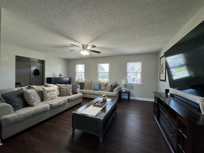 3104 Guenevere Dr