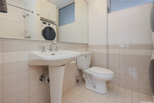 Photo - Nice and cozy studio with a washer dryer in unit.