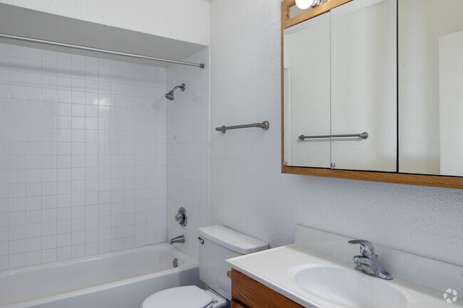 2BR, 2BA - 1,020SF - Second Bathroom