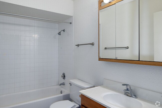 2BR, 2BA - 1,020SF - Second Bathroom - Deer Run Apartments
