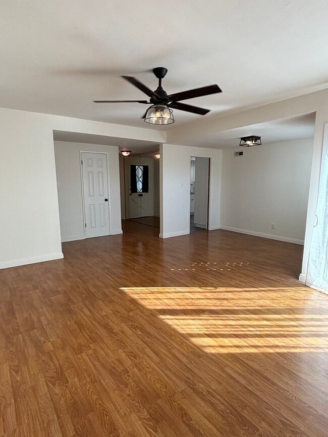 Photo - Spacious 3-Bedroom Home with Backyard & 2-Car Garage in Lakewood