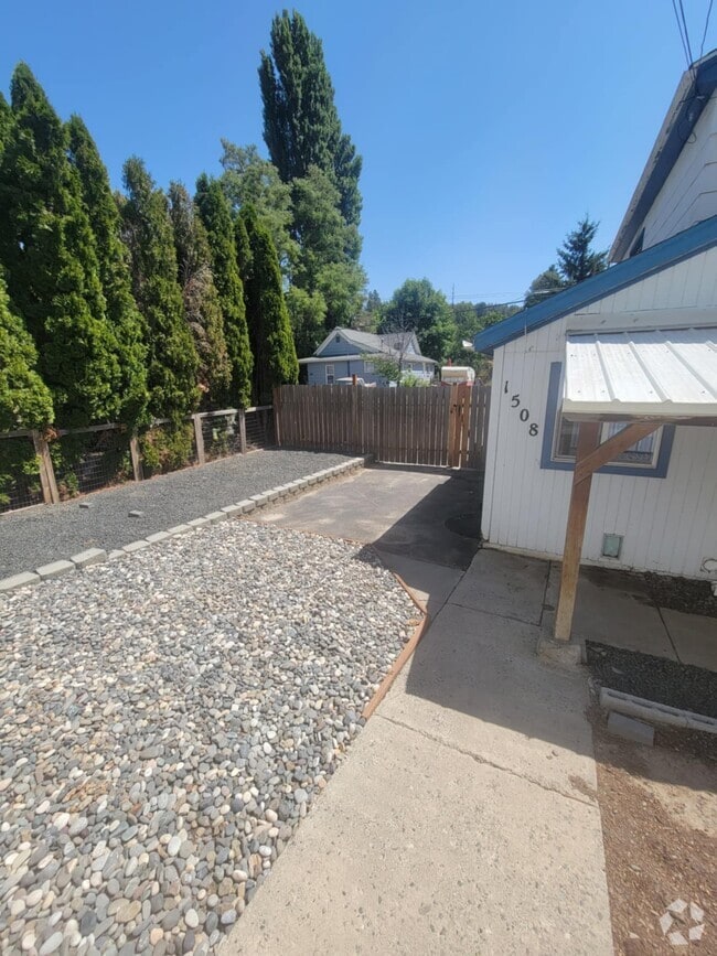 Building Photo - 1508 Cedar St Rental