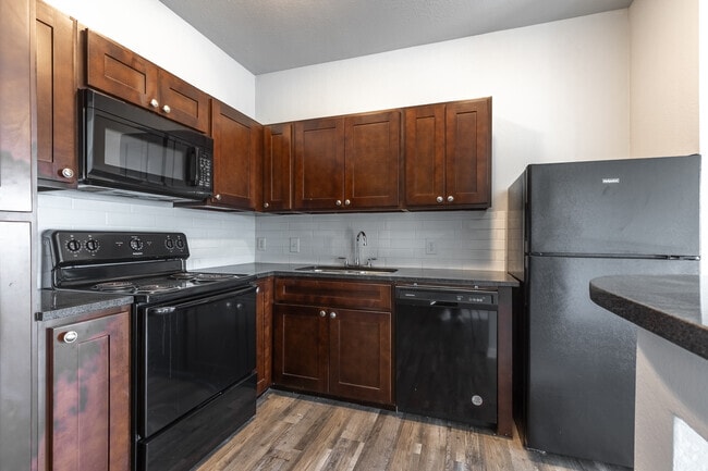 2BR, 2BA - 983SF - Kitchen - City Center Apartments