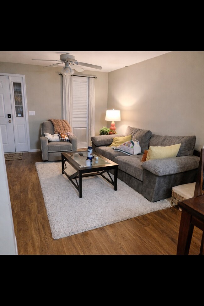 Sala de estar del piso principal - 2416 Eaton Ave