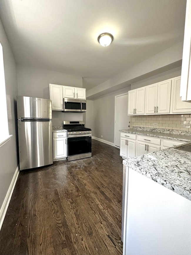 Building Photo - 4454 N Sheridan Rd Unit 2