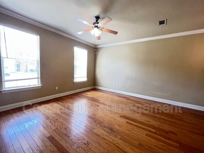 Photo - 2104 Mount Hope Alley