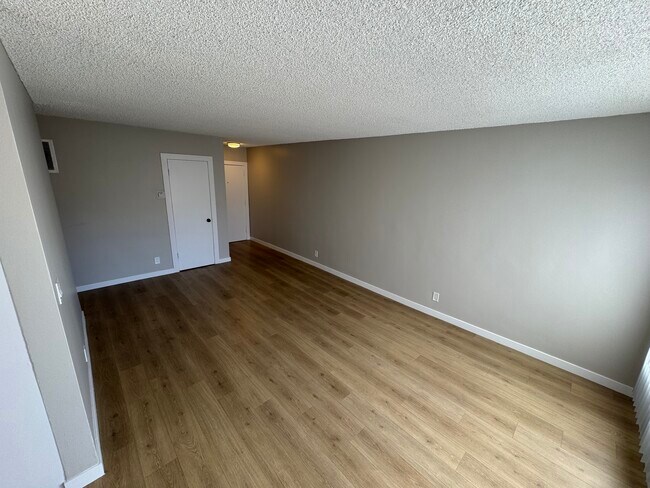 Photo - 5361 Russell Ave