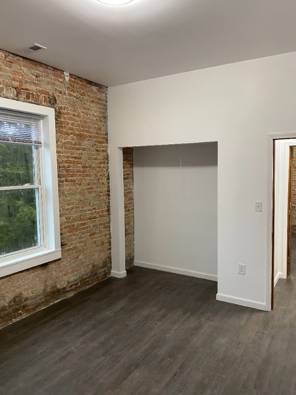 Photo - 550 S Market St