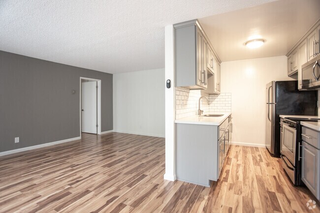 1HAB, 1BA - 750 ft² - 9520 Lucerne Ave