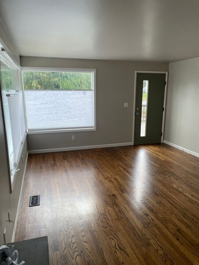 Photo - 3 Bed, 2 Bath, 2 Livingroom's with VIEW