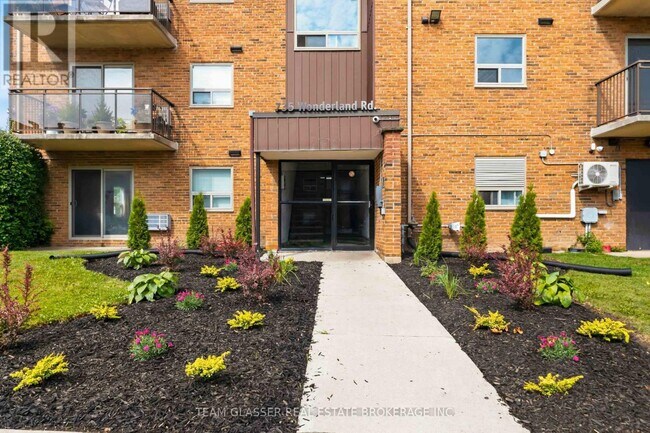 Photo - 735 Wonderland Rd S Unité 302