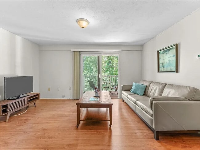 Building Photo - 8 Post Oak Ln Unit Bright and sunny 2 bedroom 2 bath
