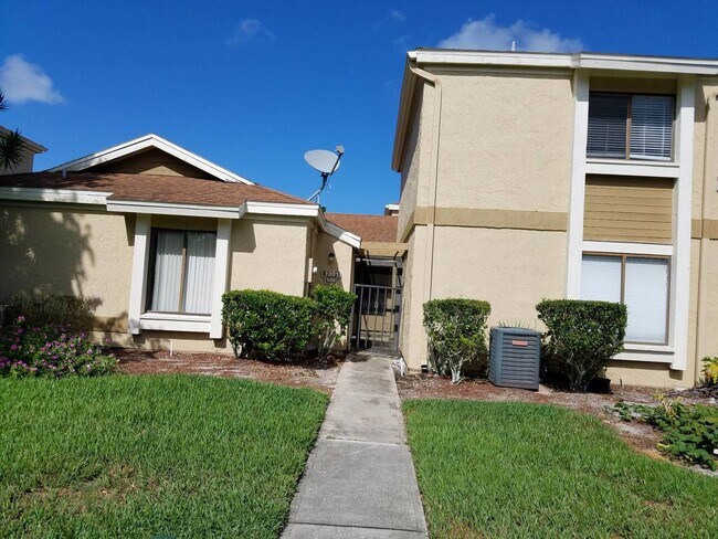 Building Photo - Oakwood Villas - Two Bedroom Two Bath Town... Rental