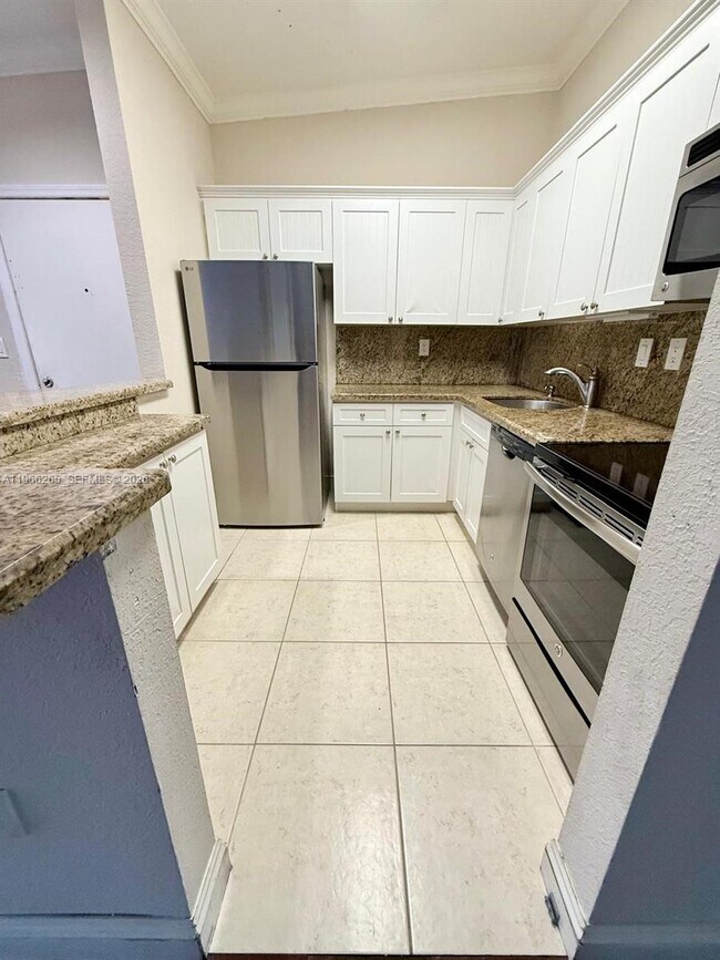 Photo - 801 NE 199th St Unidad 204-10