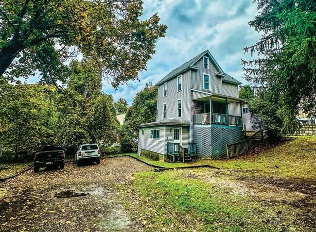 Photo - 829 Stewart St