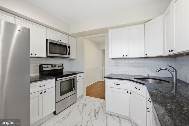 Photo - 204 Livingston Ct