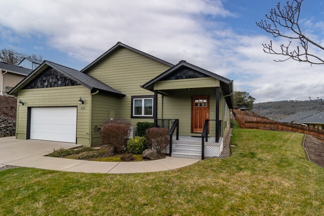 Building Photo - 233 Palmdale Ave