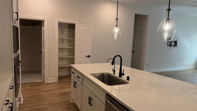 Photo - 215 Amaranth Wy