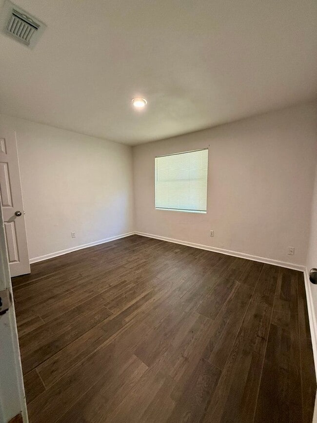 Photo - Cozy 2 Bedroom Duplex On a quiet tree lined Street.