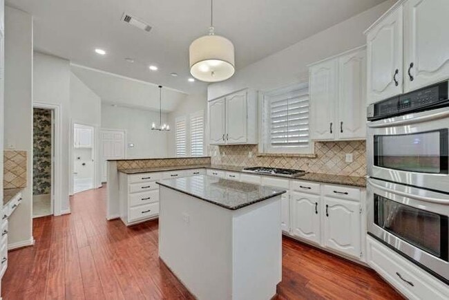 Photo - 806 Shadow Glen Dr