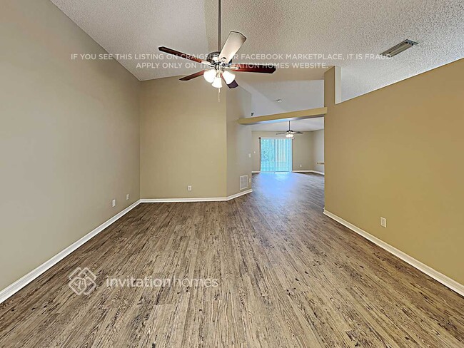 Photo - 1240 Worcester Way