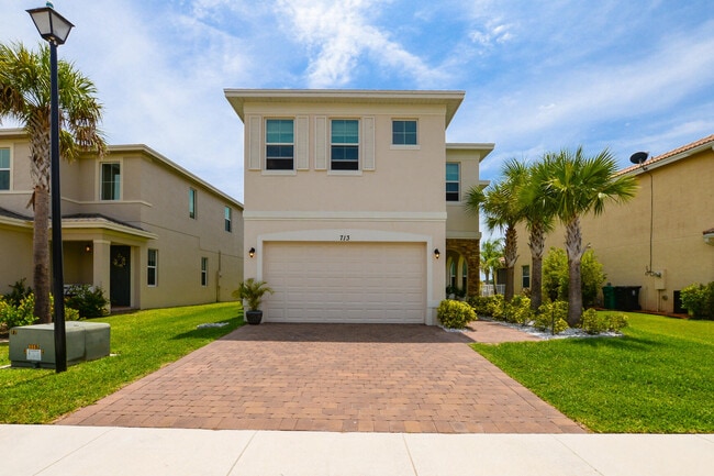 Building Photo - 713 NW Leonardo Cir