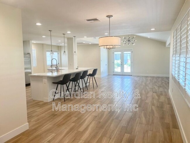 Photo - 2930 E Elm St