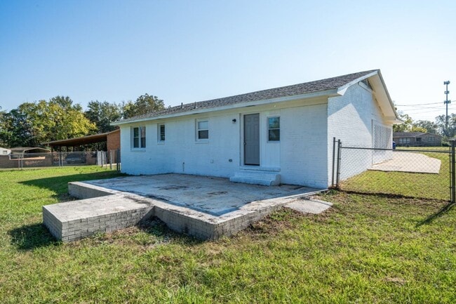 Building Photo - Bright, Updated & Ready for You – 3BR Home...