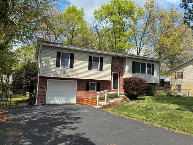 Photo - 111 Everette Pl