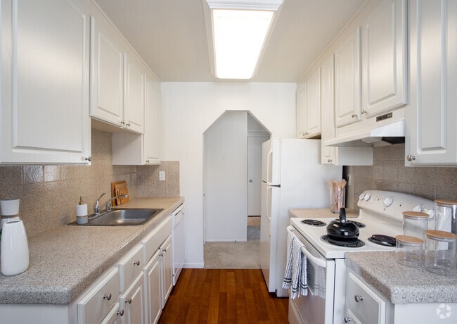 1BR, 1BA- 717SF