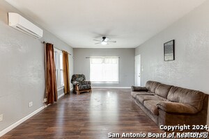 Photo - 210 Gardina St